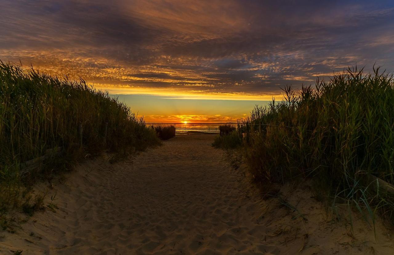 Luettje Huus Frieda Mit Strandkorb Am Strand Von Mai Bis September Cuxhaven Exterior foto